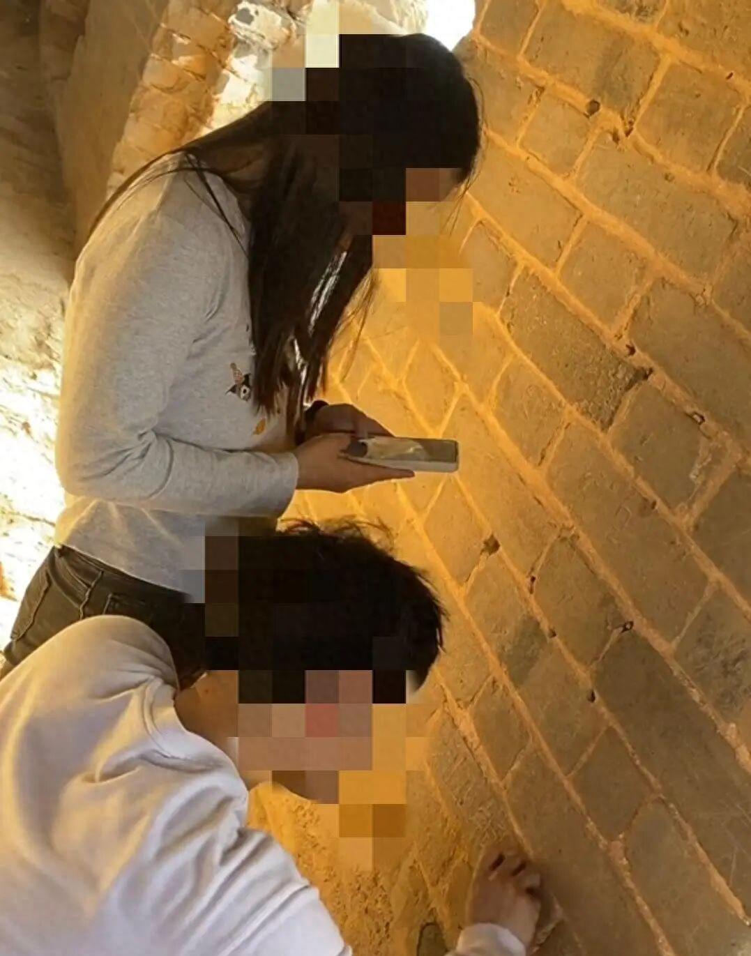 情侣长城刻字后续，满脸笑意无视提醒，央视怒批，目击者发声