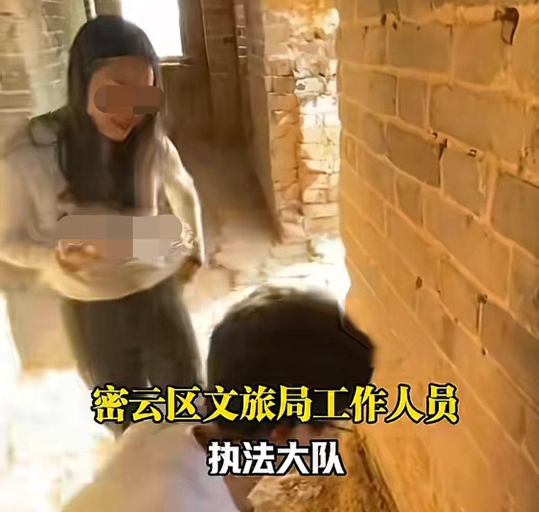 情侣长城刻字后续，满脸笑意无视提醒，央视怒批，目击者发声