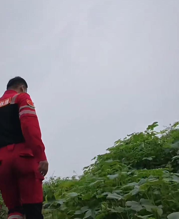 20岁小伙醉后失联3天，水库捞出遗体，继父崩溃痛哭：这孩子命苦