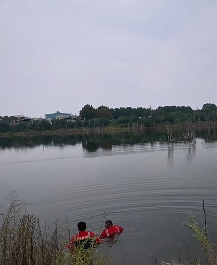 20岁小伙醉后失联3天，水库捞出遗体，继父崩溃痛哭：这孩子命苦