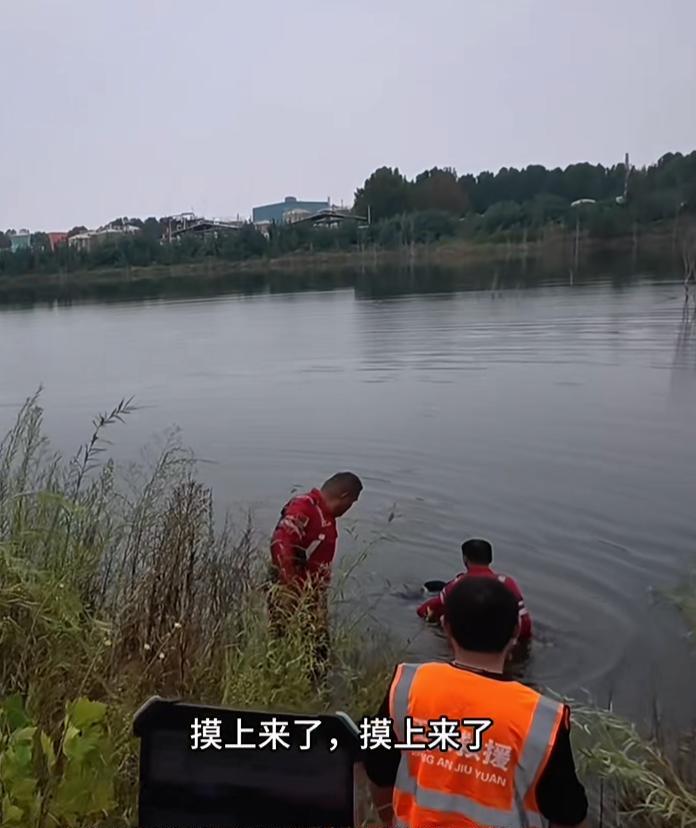 20岁小伙醉后失联3天，水库捞出遗体，继父崩溃痛哭：这孩子命苦
