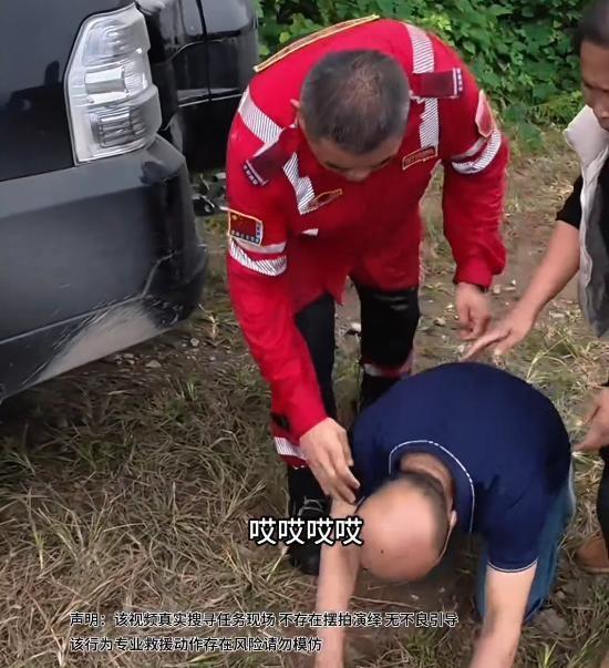 20岁小伙醉后失联3天，水库捞出遗体，继父崩溃痛哭：这孩子命苦