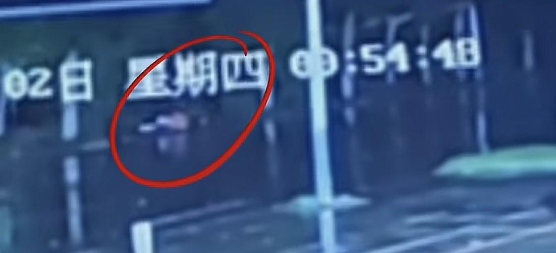 20岁小伙醉后失联3天，水库捞出遗体，继父崩溃痛哭：这孩子命苦