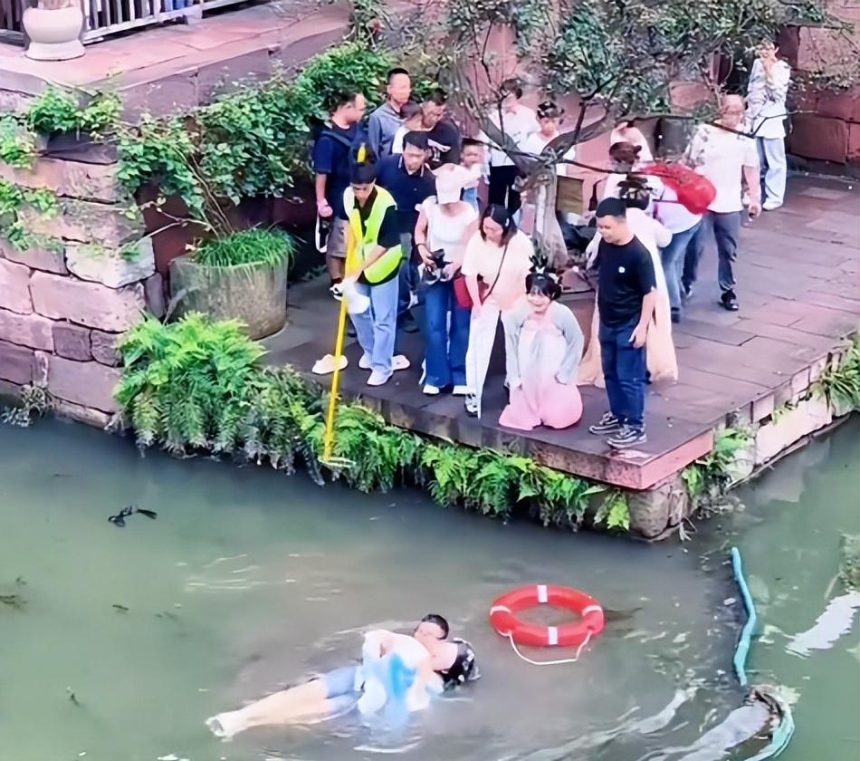 女游客景区落水后续！白衣小哥下水施救后，令人恶心的一幕发生