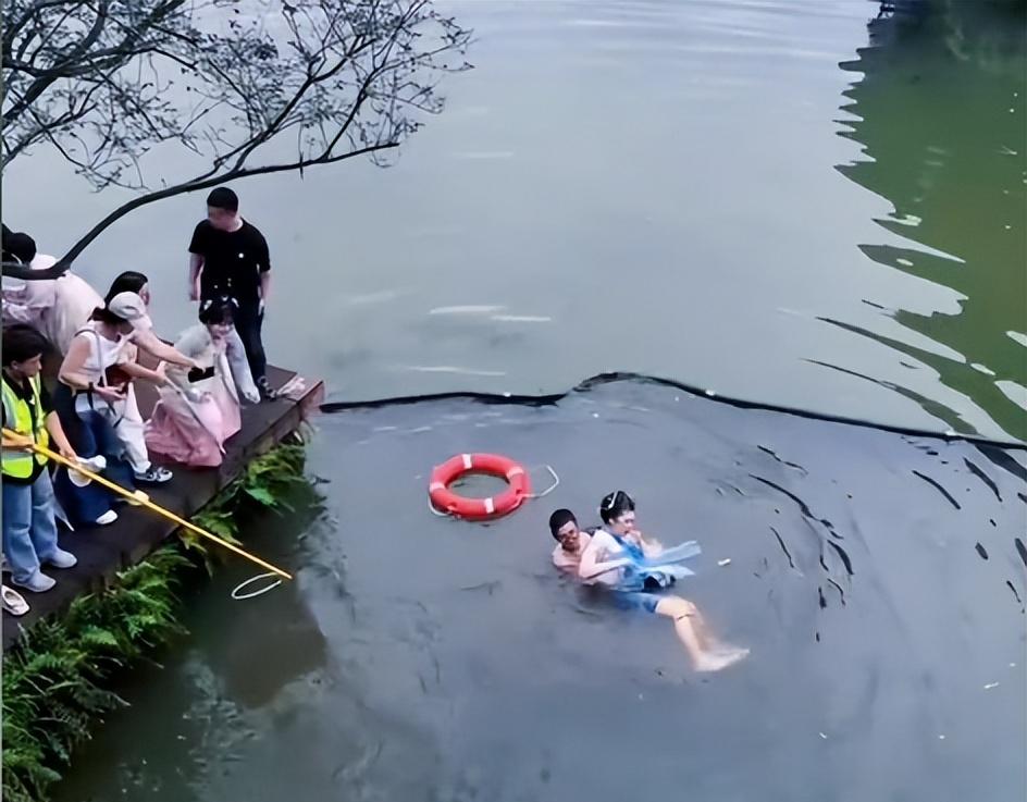 女游客景区落水后续！白衣小哥下水施救后，令人恶心的一幕发生