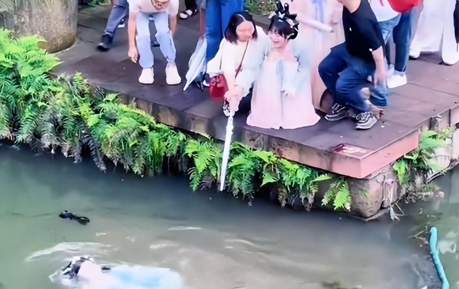 女游客景区落水后续！白衣小哥下水施救后，令人恶心的一幕发生
