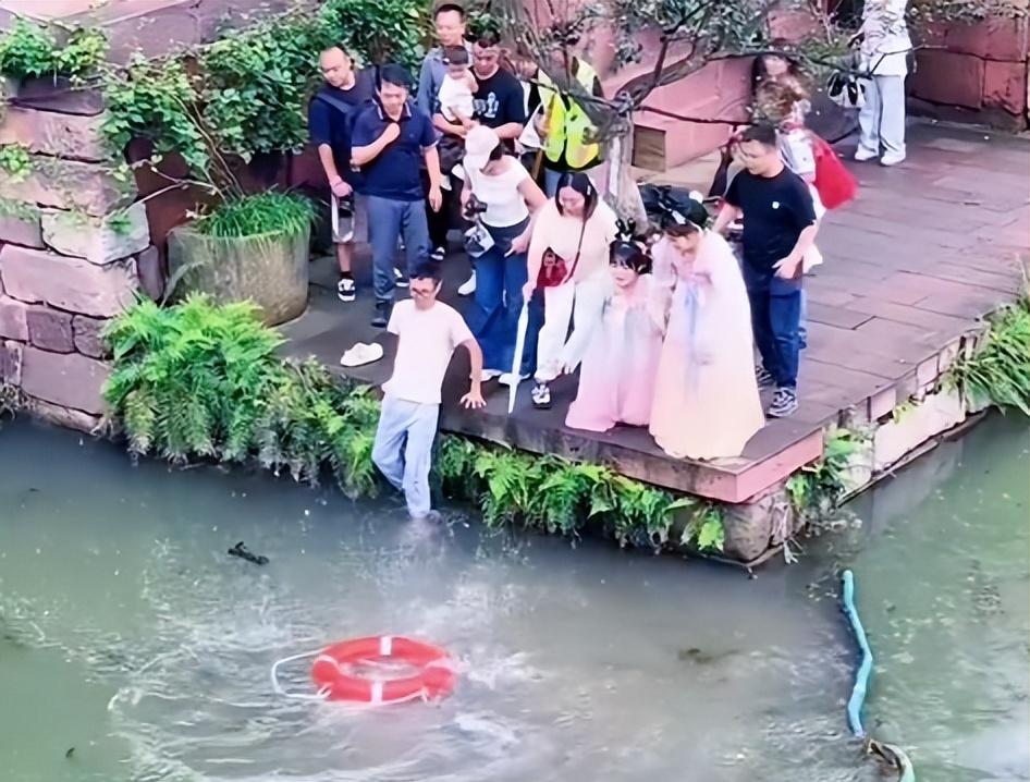 女游客景区落水后续！白衣小哥下水施救后，令人恶心的一幕发生