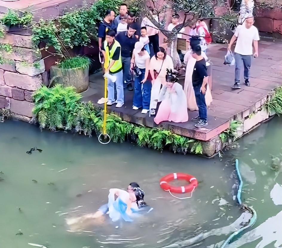 女游客景区落水后续！白衣小哥下水施救后，令人恶心的一幕发生