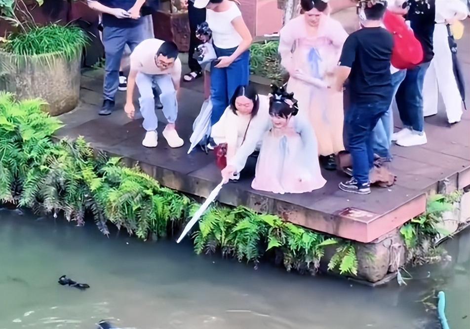 女游客景区落水后续！白衣小哥下水施救后，令人恶心的一幕发生