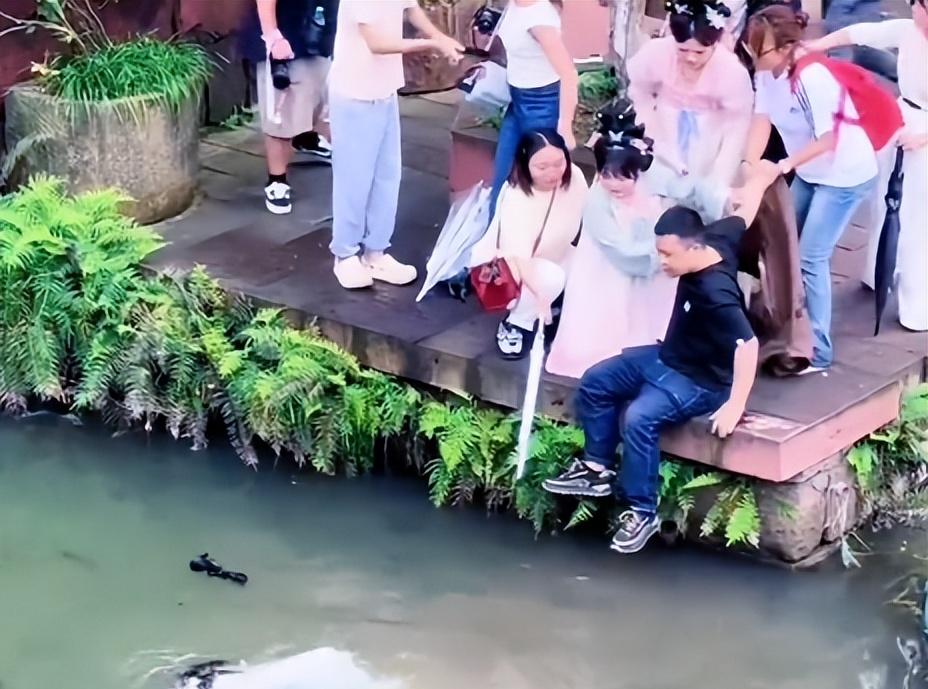 女游客景区落水后续！白衣小哥下水施救后，令人恶心的一幕发生