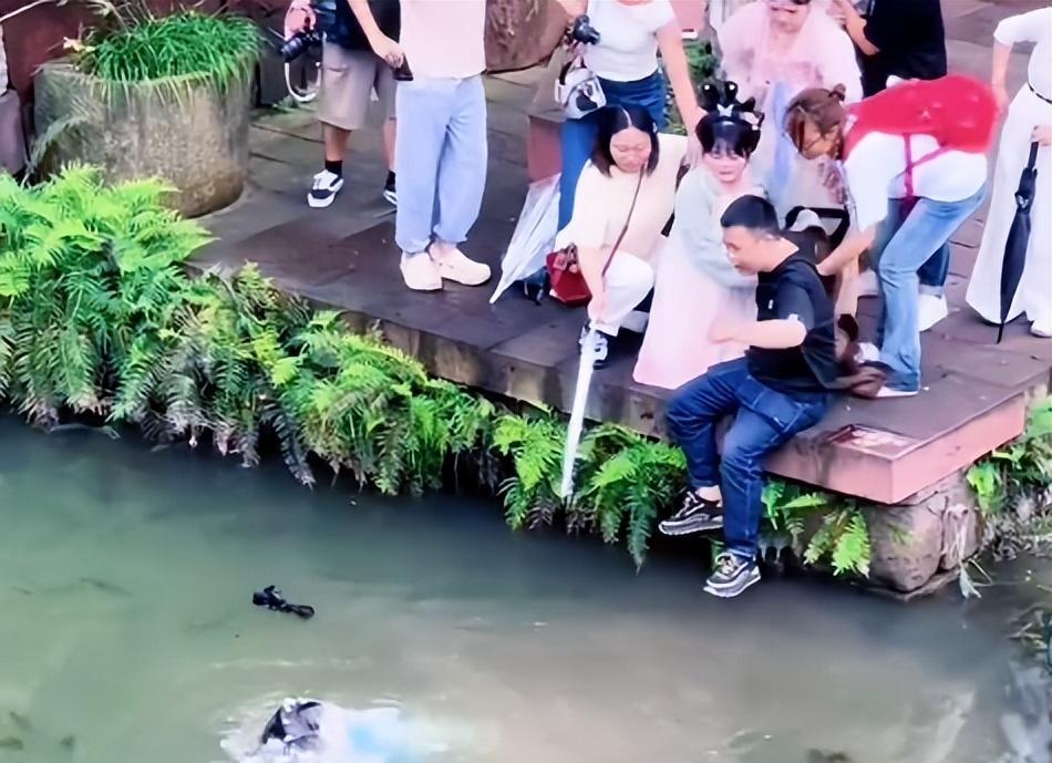 女游客景区落水后续！白衣小哥下水施救后，令人恶心的一幕发生