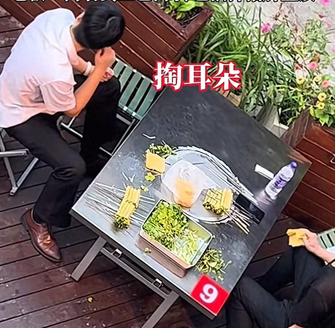烧烤店俩员工串串:一个抠脚一个掏耳朵，拿豆皮当纸巾，老板回应