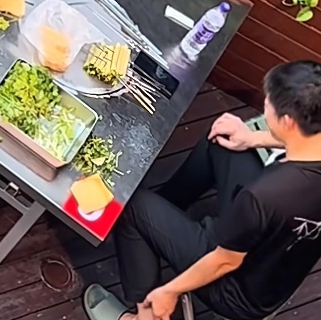 烧烤店俩员工串串:一个抠脚一个掏耳朵，拿豆皮当纸巾，老板回应