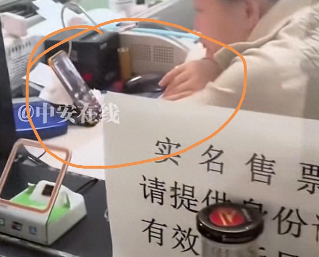 山西一车站售票人员趴桌玩手机，旅客咨询不耐烦:我回答不了你！