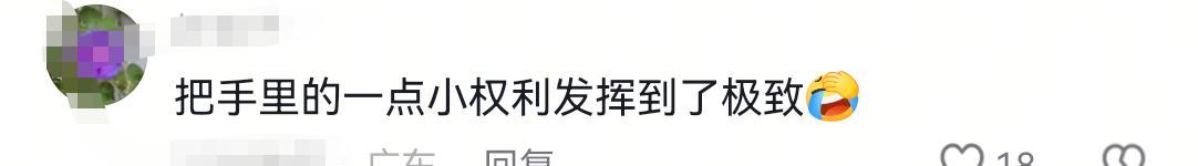 山西一车站售票人员趴桌玩手机，旅客咨询不耐烦:我回答不了你！
