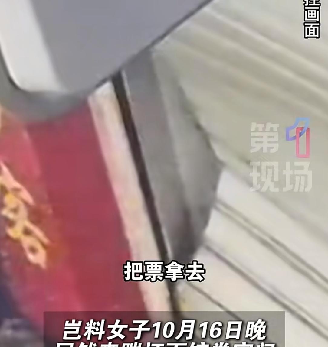 女子遛狗不牵绳到处乱拉，面馆老板投诉遭深夜踹门报复，女子否认