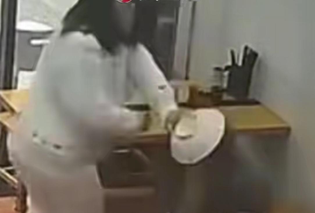 女子吃面一人占俩位被提醒后恼怒，竟拿起滚烫面碗扣小伙头上就跑