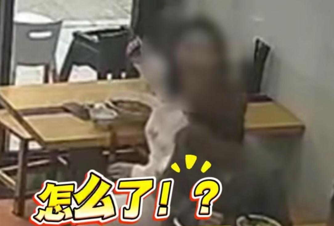 女子吃面一人占俩位被提醒后恼怒，竟拿起滚烫面碗扣小伙头上就跑