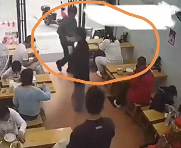 女子吃面一人占俩位被提醒后恼怒，竟拿起滚烫面碗扣小伙头上就跑