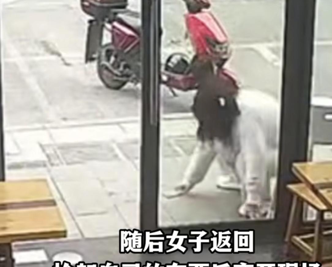 女子吃面一人占俩位被提醒后恼怒，竟拿起滚烫面碗扣小伙头上就跑