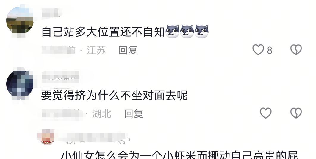 女子吃面一人占俩位被提醒后恼怒，竟拿起滚烫面碗扣小伙头上就跑