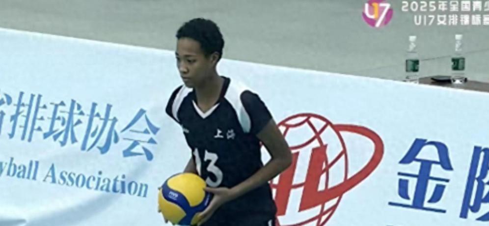 中国女排惊现黑人少女，16岁1米88身体天赋出众，或成未来门面？
