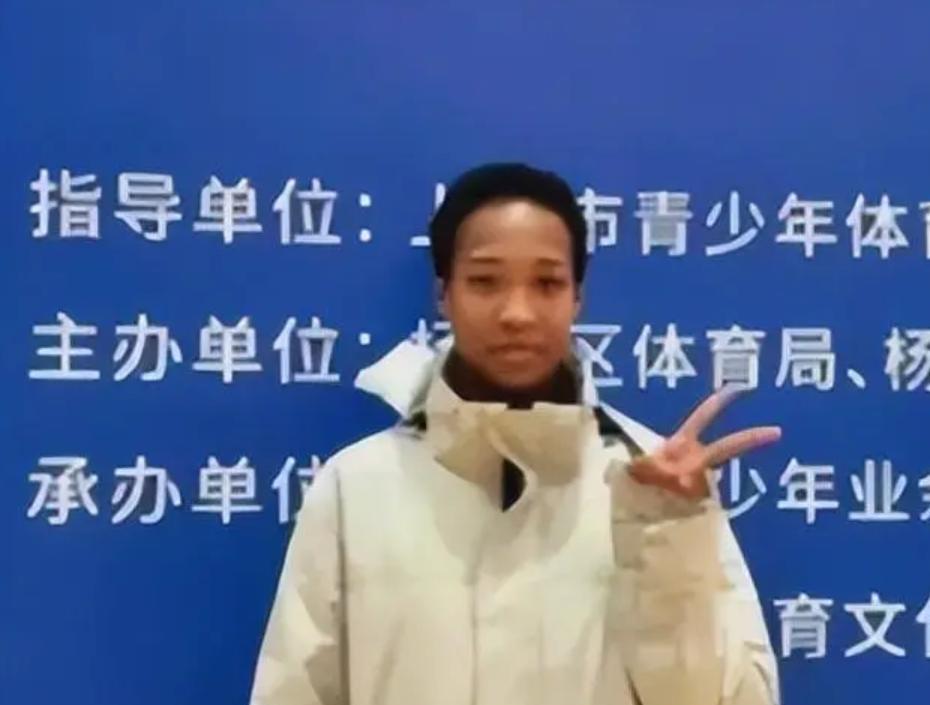 中国女排惊现黑人少女，16岁1米88身体天赋出众，或成未来门面？