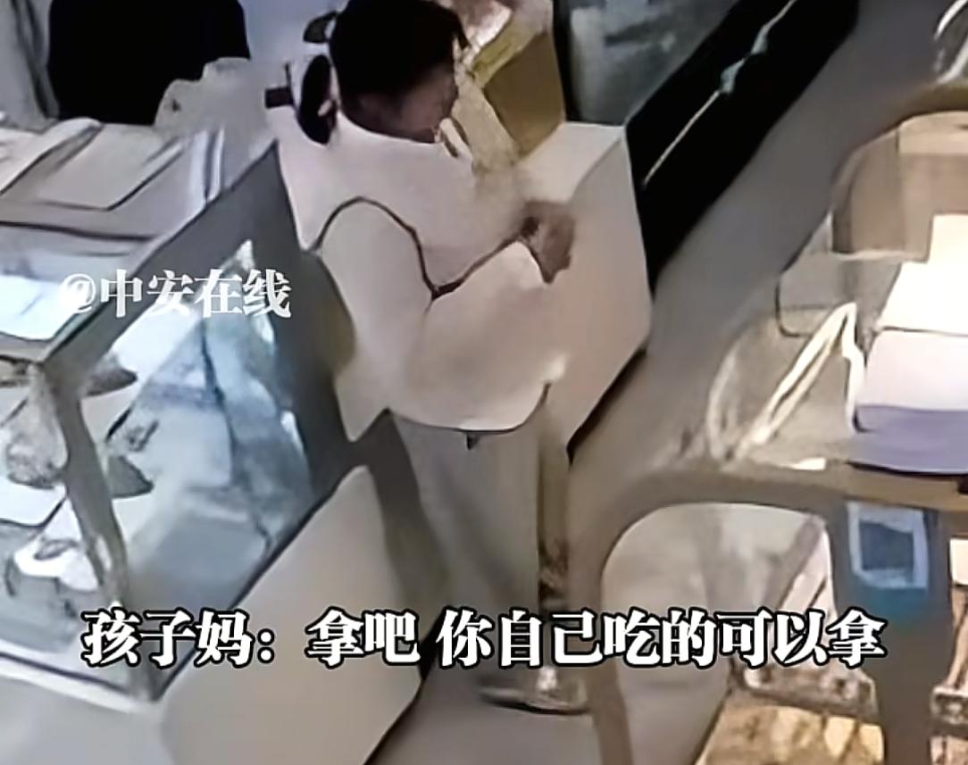 男孩手摸蛋糕被提醒,妈妈反怪店家态度差连发多条视频:吃坏肚子 男孩手摸蛋糕被提醒,妈妈反怪店家态度差连发多条视频:吃坏肚子