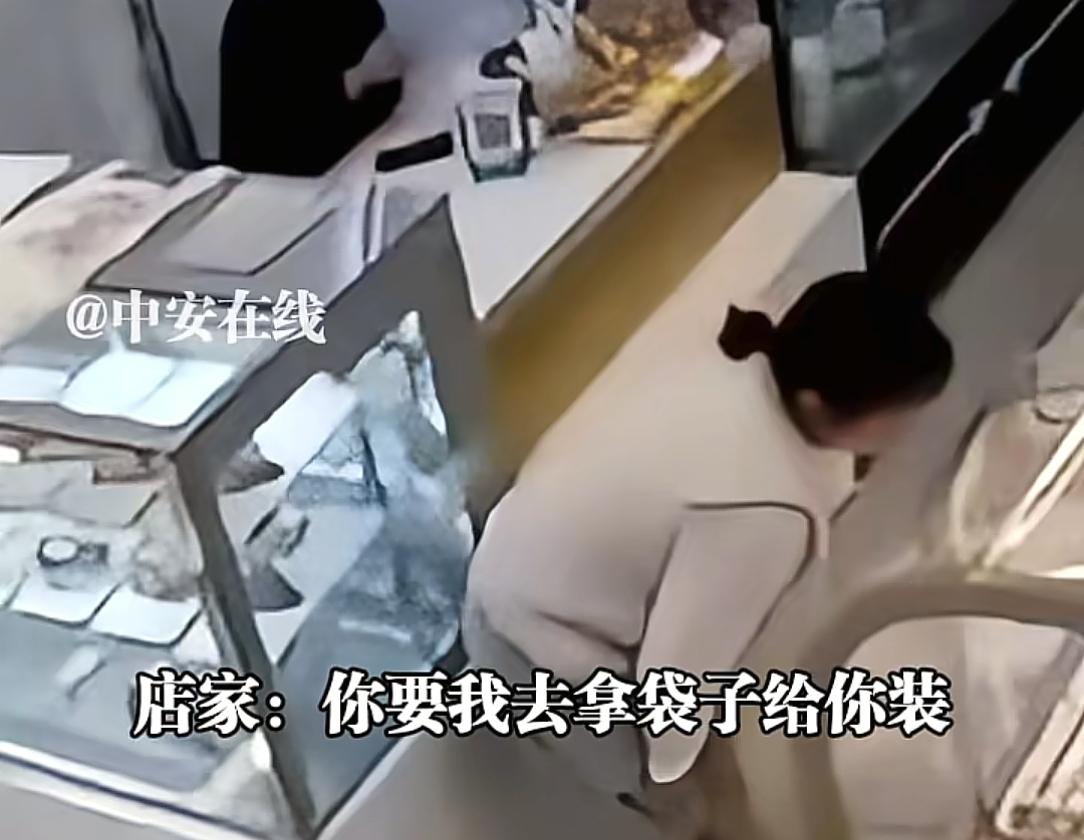 男孩手摸蛋糕被提醒,妈妈反怪店家态度差连发多条视频:吃坏肚子 男孩手摸蛋糕被提醒,妈妈反怪店家态度差连发多条视频:吃坏肚子