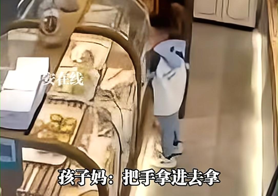 男孩手摸蛋糕被提醒,妈妈反怪店家态度差连发多条视频:吃坏肚子 男孩手摸蛋糕被提醒,妈妈反怪店家态度差连发多条视频:吃坏肚子