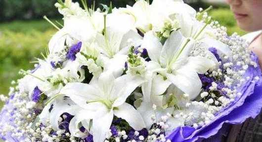 送女人百合花的含义（用鲜花传达情感的艺术）