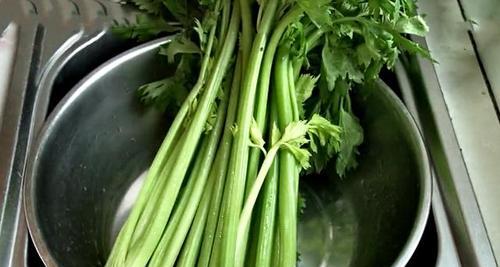 芹菜怎么洗才干净?有效去除农药残留的步骤是什么? 芹菜怎么洗才干净?有效去除农药残留的步骤是什么?