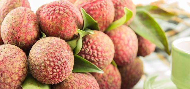 鲜荔枝怎么挑选好吃的？掌握这些技巧轻松选到优质果品！