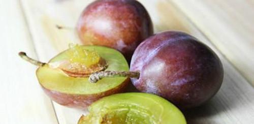 西梅带皮吃还是去皮好？食用西梅皮的利弊分析？