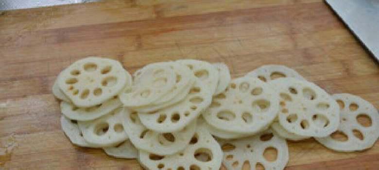 莲藕削皮技巧：如何防止变色？去皮还是不去皮更健康？