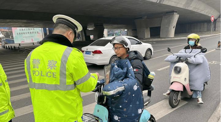 12月1日起，电动车、三轮车上路“3罚2禁”，违者罚款扣车