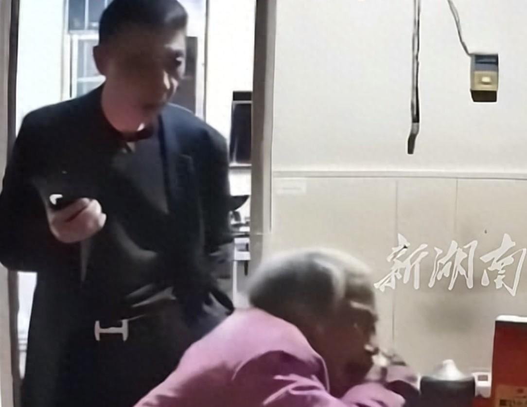 禽兽不如!男子殴打93岁老母亲监控曝光,当地通报:男子已被抓获