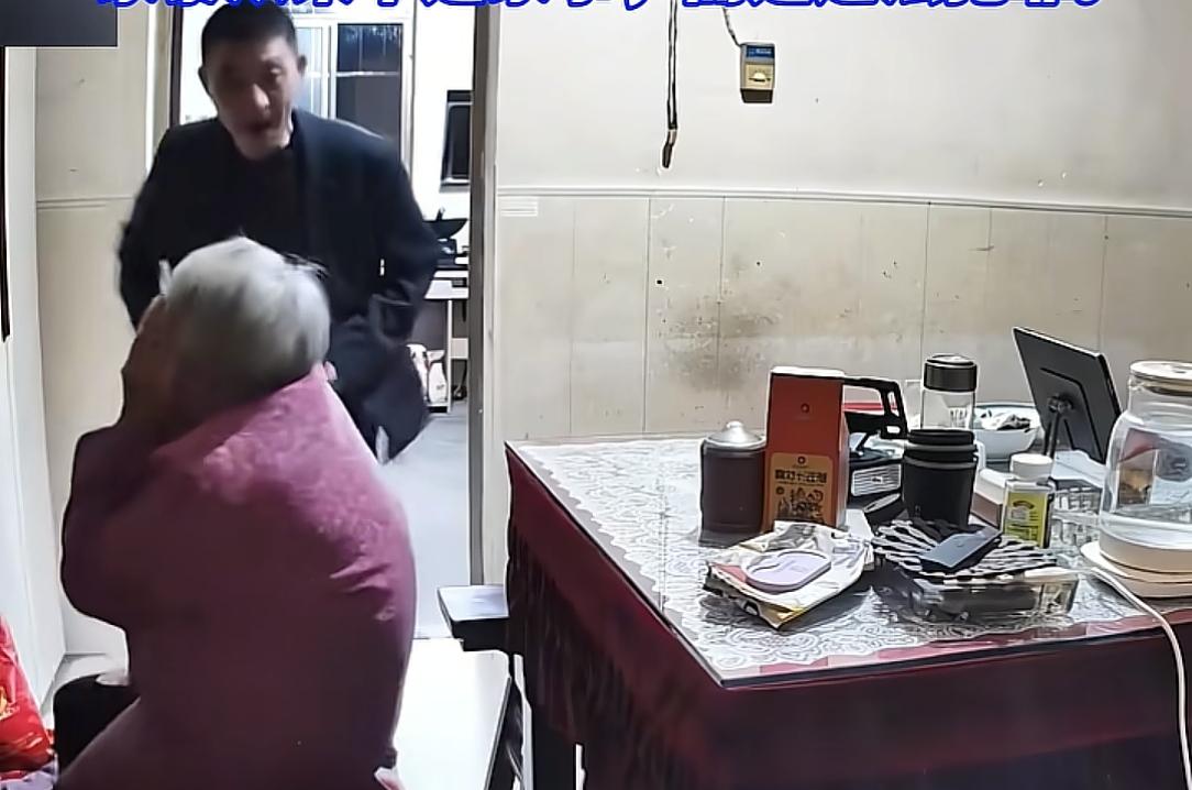 禽兽不如！男子殴打93岁老母亲监控曝光，当地通报:男子已被抓获