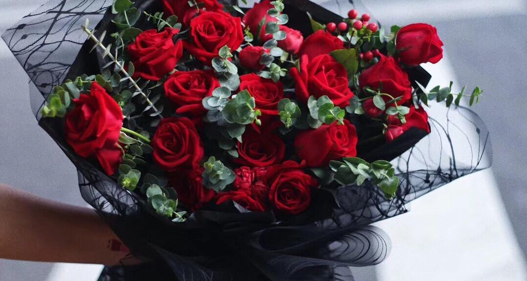 肯尼亚红玫瑰花语（用一束肯尼亚红玫瑰传递心意）