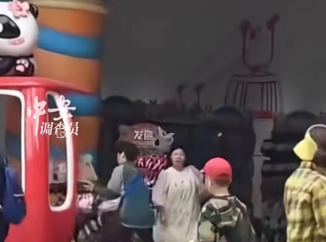 社死！女子因带狗上缆车被拒大闹动物园，正脸曝光，最终赔偿8千