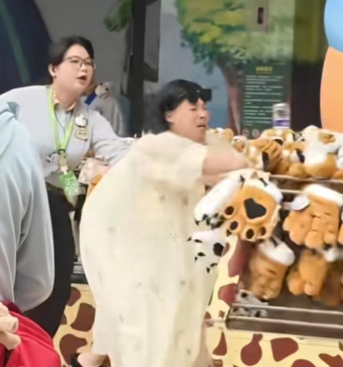 社死！女子因带狗上缆车被拒大闹动物园，正脸曝光，最终赔偿8千