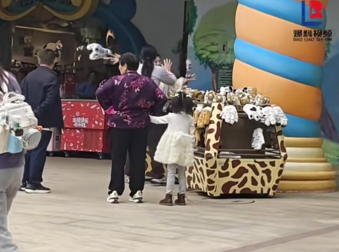 社死！女子因带狗上缆车被拒大闹动物园，正脸曝光，最终赔偿8千