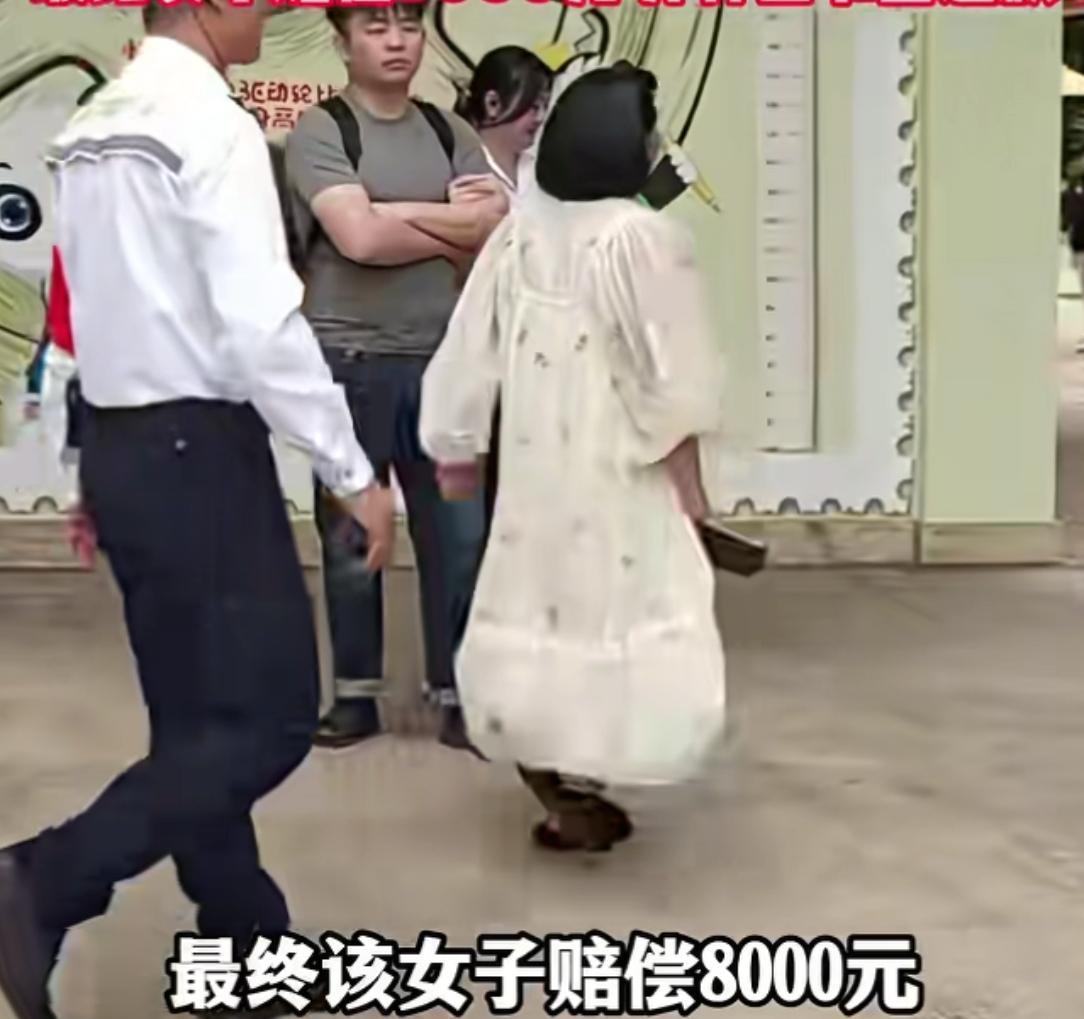 社死！女子因带狗上缆车被拒大闹动物园，正脸曝光，最终赔偿8千