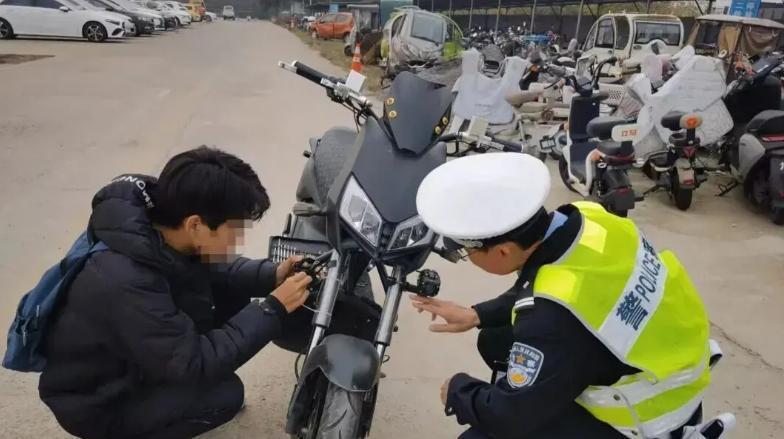 12月起，电动车有新政策，二、三、四轮都在内！违者罚款扣车