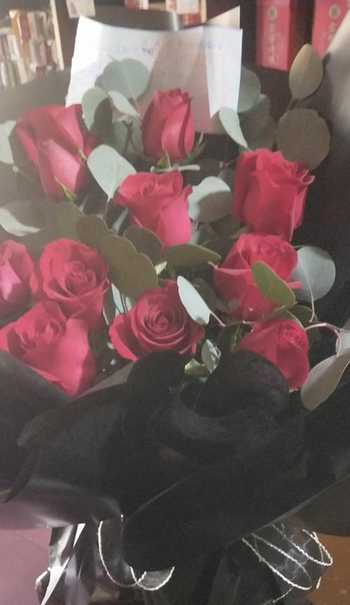 黑红玫瑰花花语的深意(传递爱情与悲伤的黑红玫瑰花语) 黑红玫瑰花花语的深意(传递爱情与悲伤的黑红玫瑰花语)