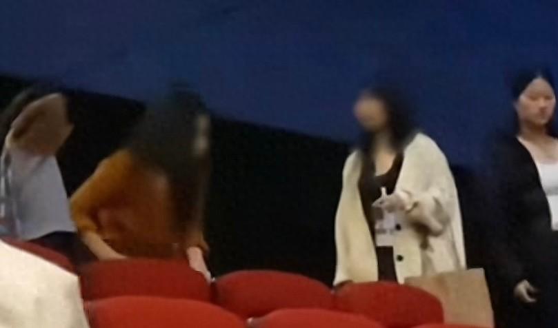 宝妈影院占座，女孩讨说法反被怼：16岁没资格、没地位出来干啥！