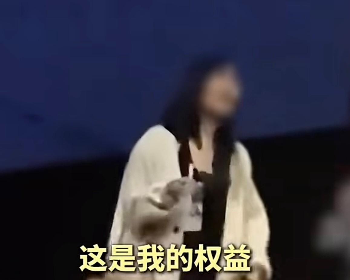 宝妈影院占座，女孩讨说法反被怼：16岁没资格、没地位出来干啥！