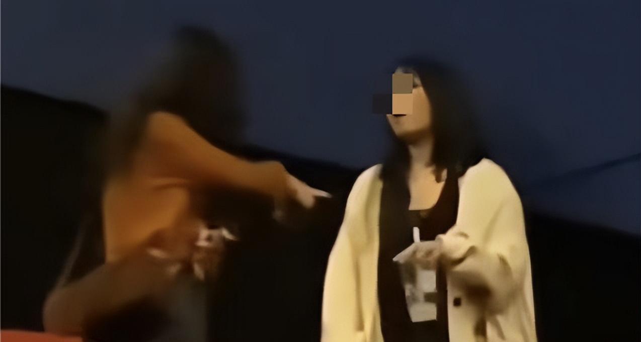 宝妈影院占座，女孩讨说法反被怼：16岁没资格、没地位出来干啥！