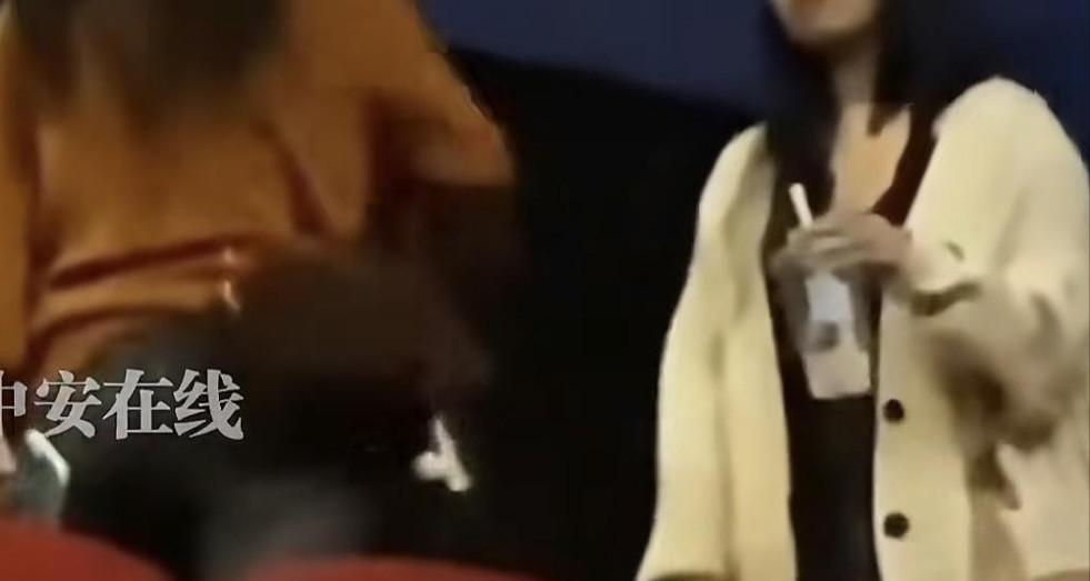 宝妈影院占座，女孩讨说法反被怼：16岁没资格、没地位出来干啥！