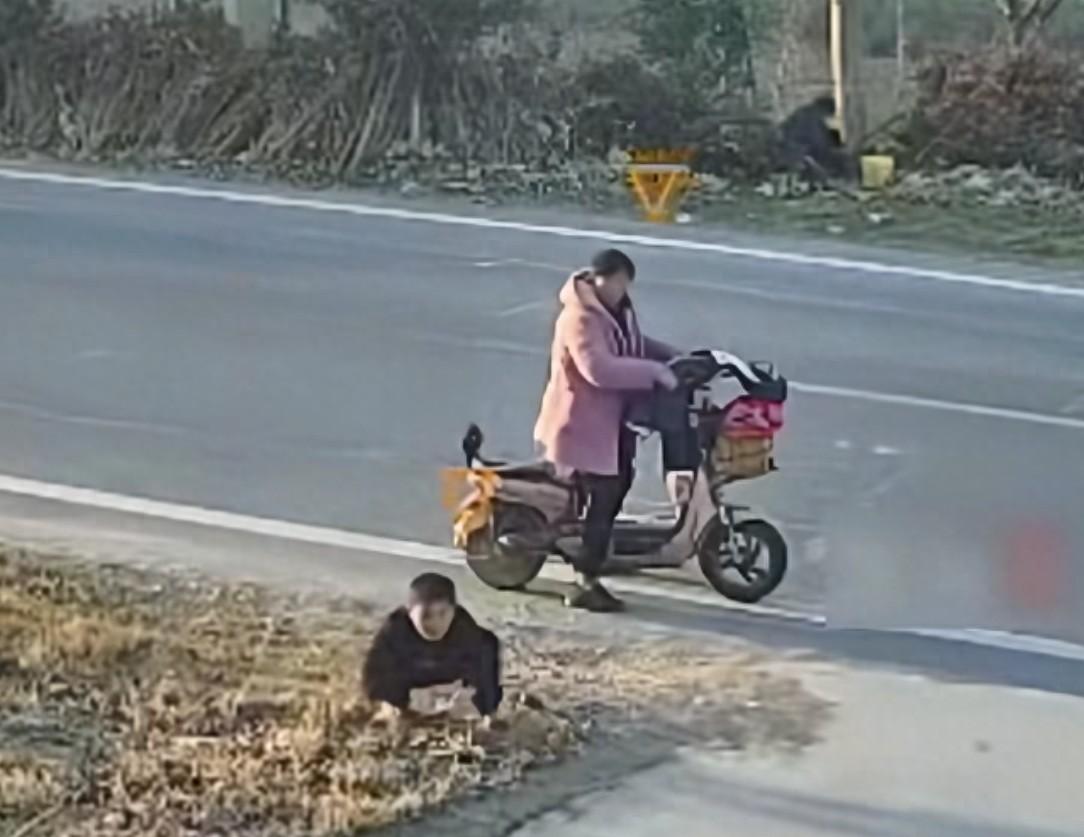 小狗家门口玩耍被陌生母子抱走，男孩边抱狗边喊:快走,人家不愿意